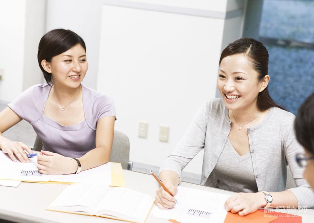 如何预算办公室装修成本？