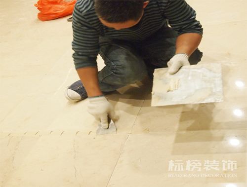办公室装修瓷砖上铺木地板可以吗？
